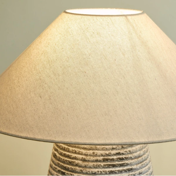 Настільна лампа Callisto Ribbed Ceramic — колір сірий і бежевий, з матеріалу метал, тканина, стиль модерн