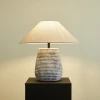 Настільна лампа Callisto Ribbed Ceramic — колір сірий і бежевий, з матеріалу метал, тканина, стиль модерн