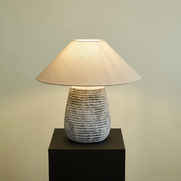 Настільна лампа Callisto Ribbed Ceramic — колір сірий і бежевий, з матеріалу метал, тканина, стиль модерн