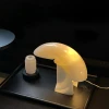 Настільна лампа Elios Marble — колір білий, з матеріалу метал, мармур, стиль модерн