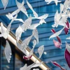 Люстра «Летающее стеклянное перо» — цвет прозрачный і розовый, из материала  нержавіюча сталь, скло, стиль современный