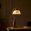 Настольная лампа Heritage Bloom — цвет золото і цвет ореха, из материала метал, дерево, стиль модерн