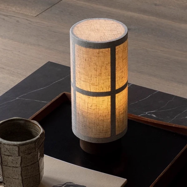 Настольная лампа Kanso Glow с аккумулятором — цвет ореха і бежевый, из материала метал, тканина, стиль модерн