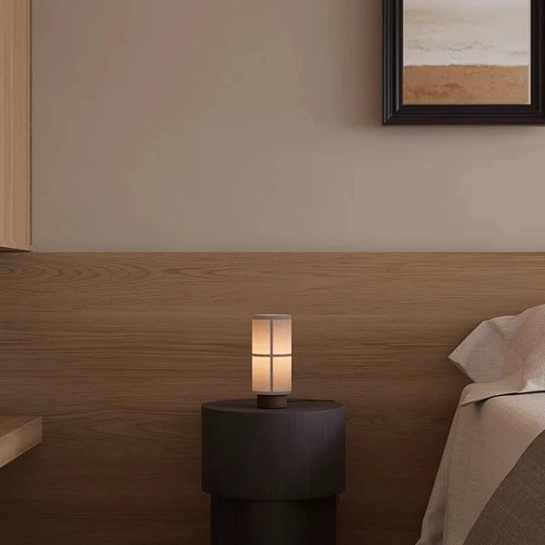 Настольная лампа Kanso Glow с аккумулятором — цвет ореха і бежевый, из материала метал, тканина, стиль модерн