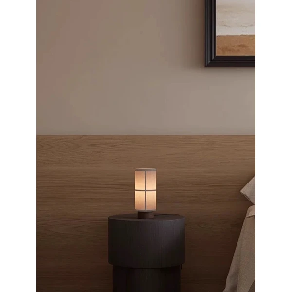 Настольная лампа Kanso Glow с аккумулятором — цвет ореха і бежевый, из материала метал, тканина, стиль модерн