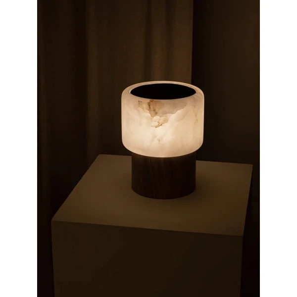 Настільна лампа Luma Core Alabaster — колір горіха і білий, з матеріалу  метал, алебастр, стиль модерн