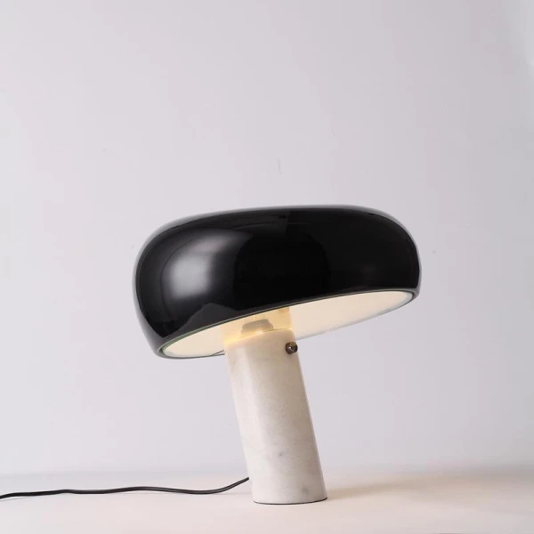 Настільна лампа Nucleus Marble — колір чорний і білий, з матеріалу метал, мармур, стиль модерн