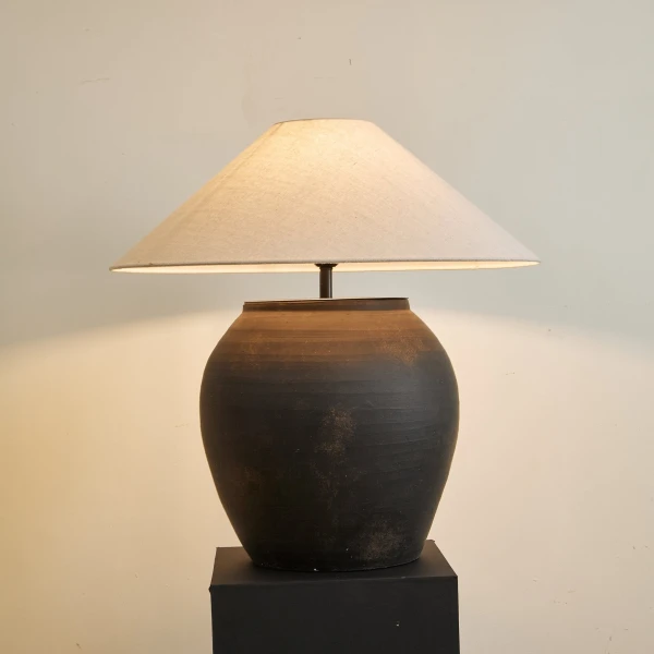 Настільна лампа Noira Terracotta — колір чорний і білий, з матеріалу метал, тканина, стиль модерн