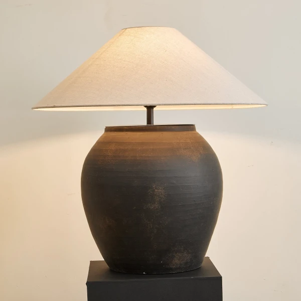 Настільна лампа Noira Terracotta — колір чорний і білий, з матеріалу метал, тканина, стиль модерн