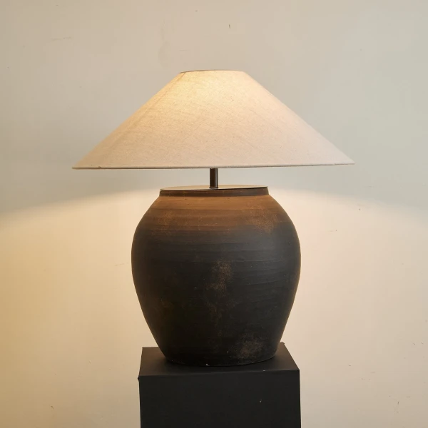 Настільна лампа Noira Terracotta — колір чорний і білий, з матеріалу метал, тканина, стиль модерн
