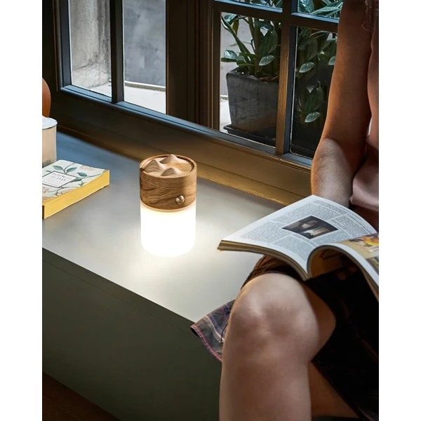 Настольная лампа Nomad Lantern — цвет дерева і цвет ореха, из материала метал, дерево, стиль модерн