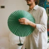 Настольная лампа со складчатым плафоном — цвет белый і бежевый, из материала метал, тканина