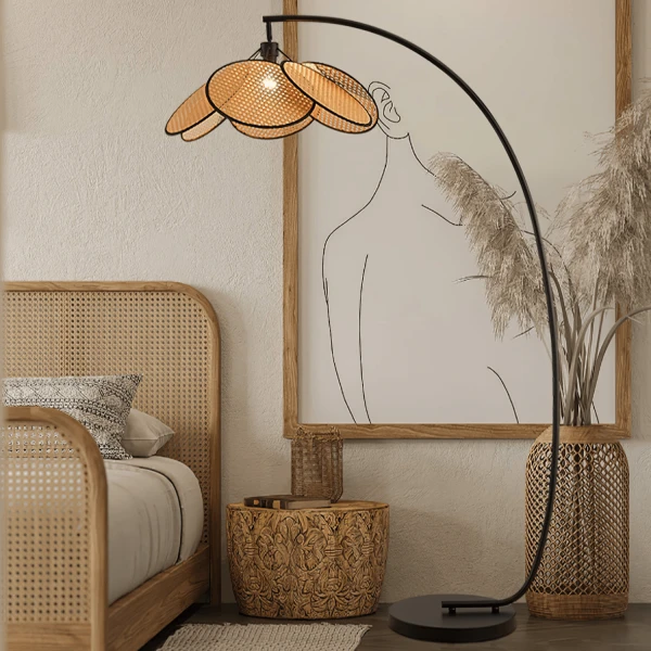 Торшер Rattan Bloom Arc — цвет черный, из материала метал, ротанг, стиль современный