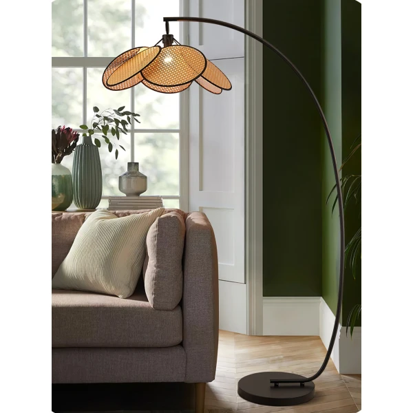 Торшер Rattan Bloom Arc — цвет черный, из материала метал, ротанг, стиль современный