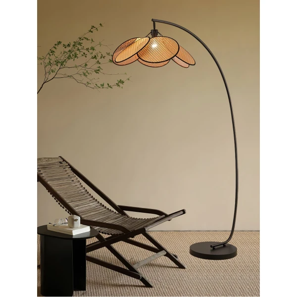 Торшер Rattan Bloom Arc — цвет черный, из материала метал, ротанг, стиль современный