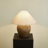 Настольная лампа Stoneveil — из материала  метал, тканина, стиль модерн